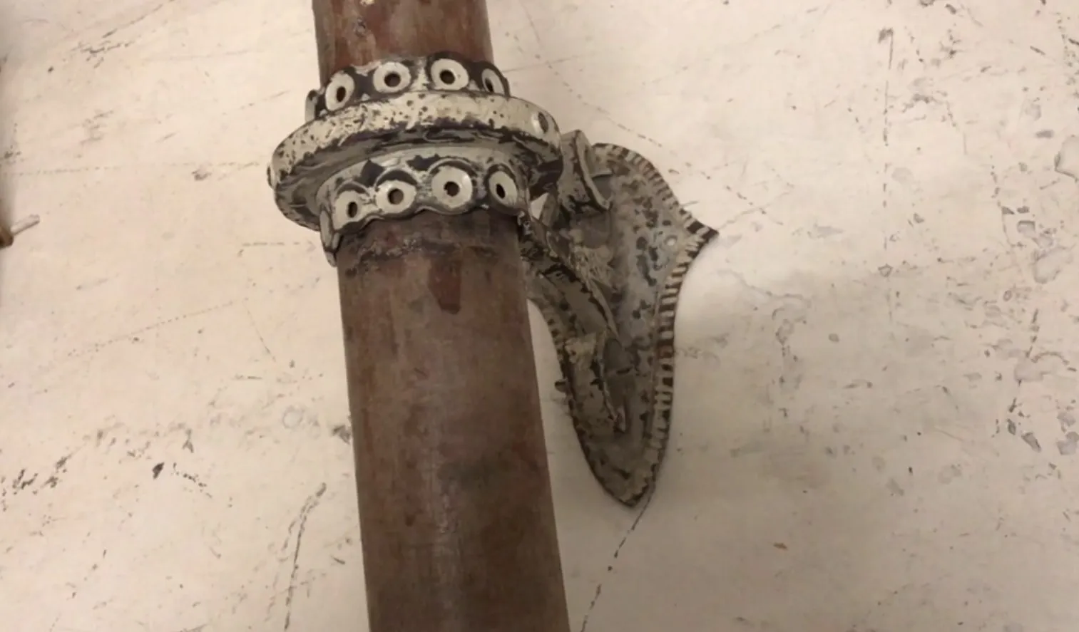 Antiguo par de apliques decorativos con detalles únicos