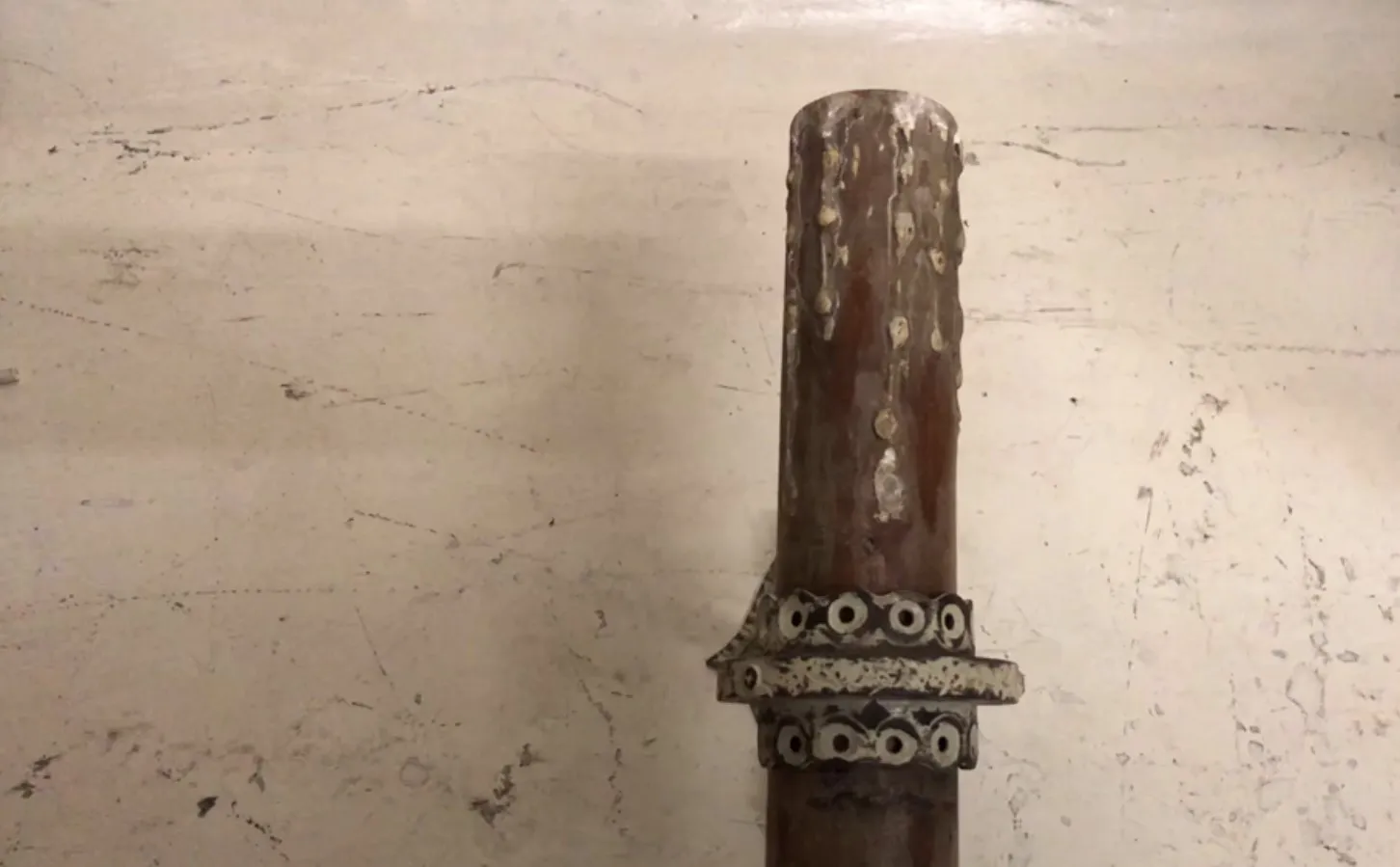 Par de luminárias de parede antigas com detalhes decorativos em um ambiente acolhedor