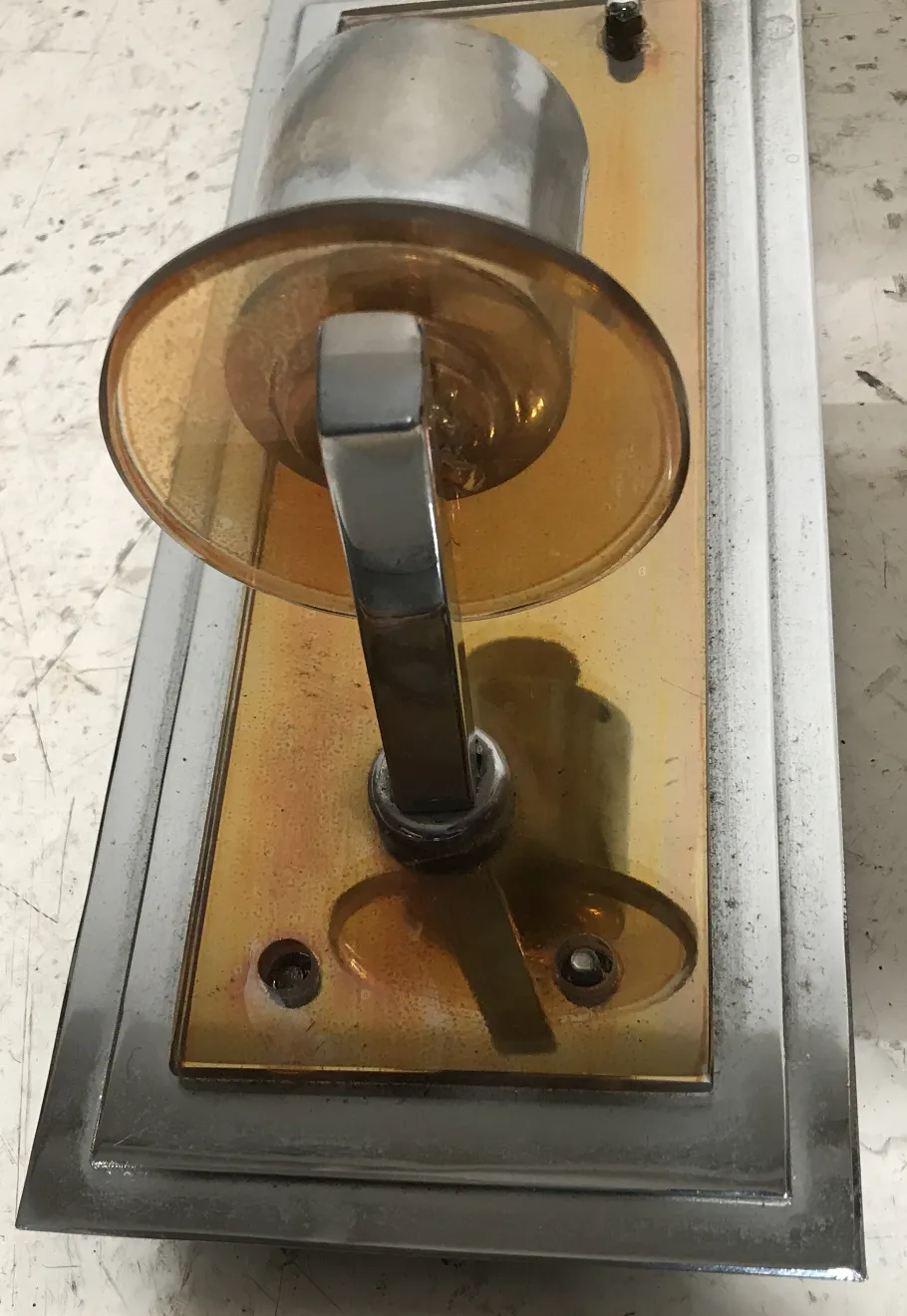 Coppia di applique antiche con base in metallo e pannelli di vetro