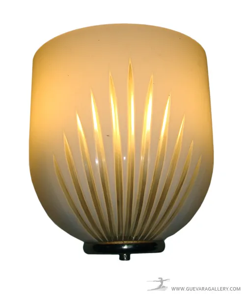 Applique antico con design in rilievo, che illumina dolcemente l'ambiente.