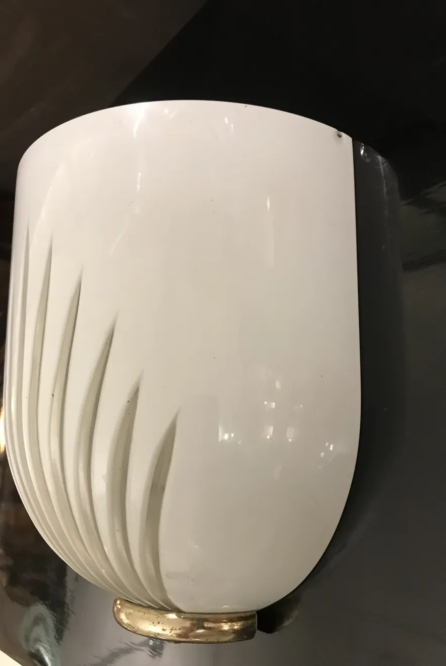 Par de luminárias de parede antigas com design elegante em branco e dourado