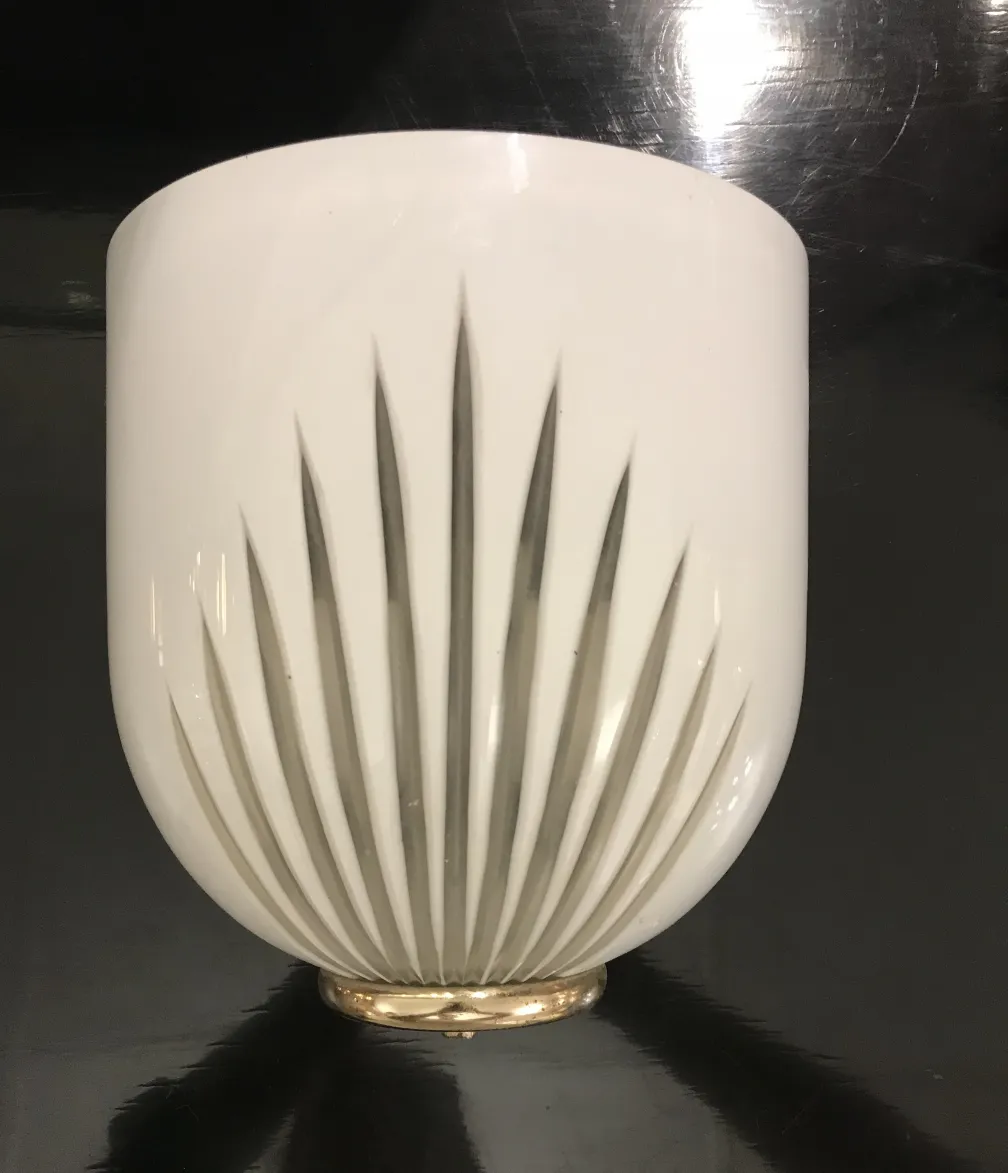 Antike weiße Wandleuchter mit eleganten Details