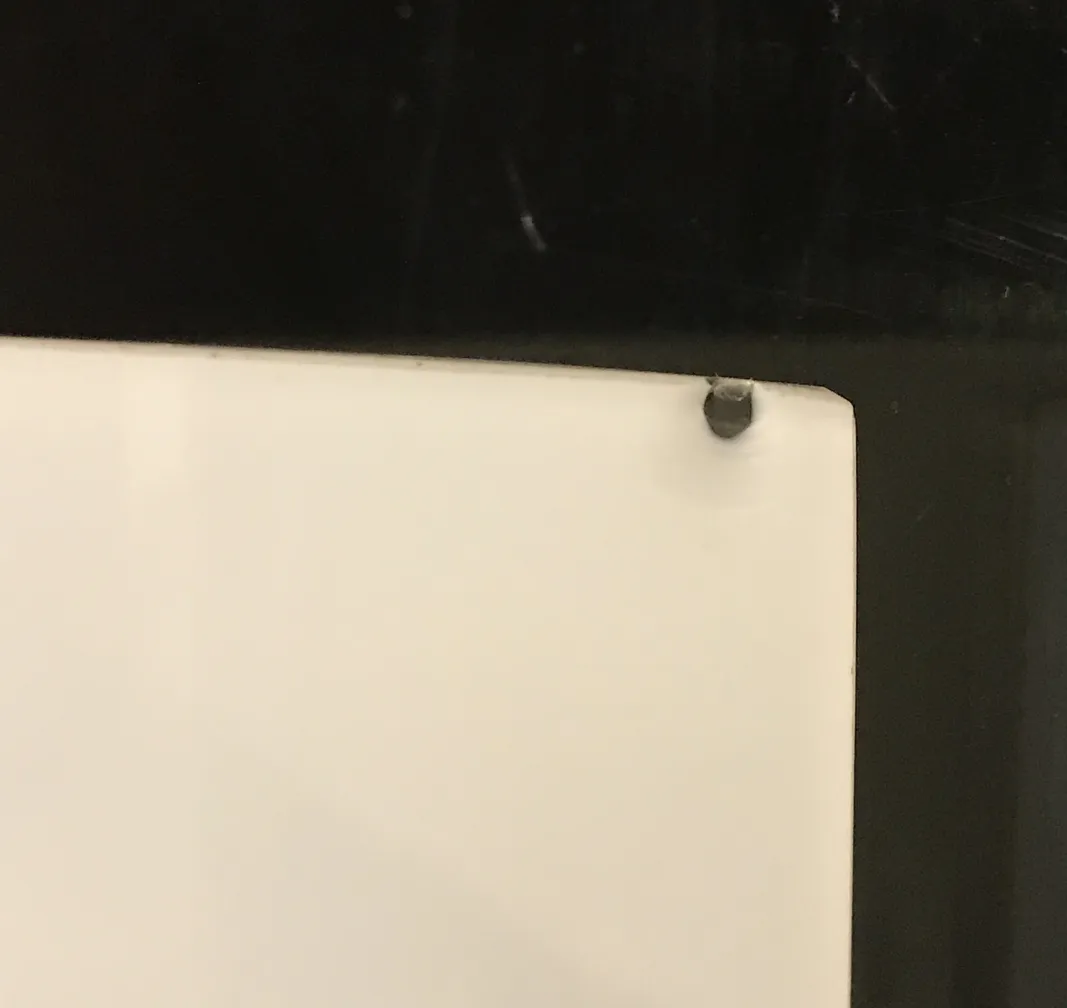 Dettaglio di una coppia di applique antiche, semplici ed eleganti.