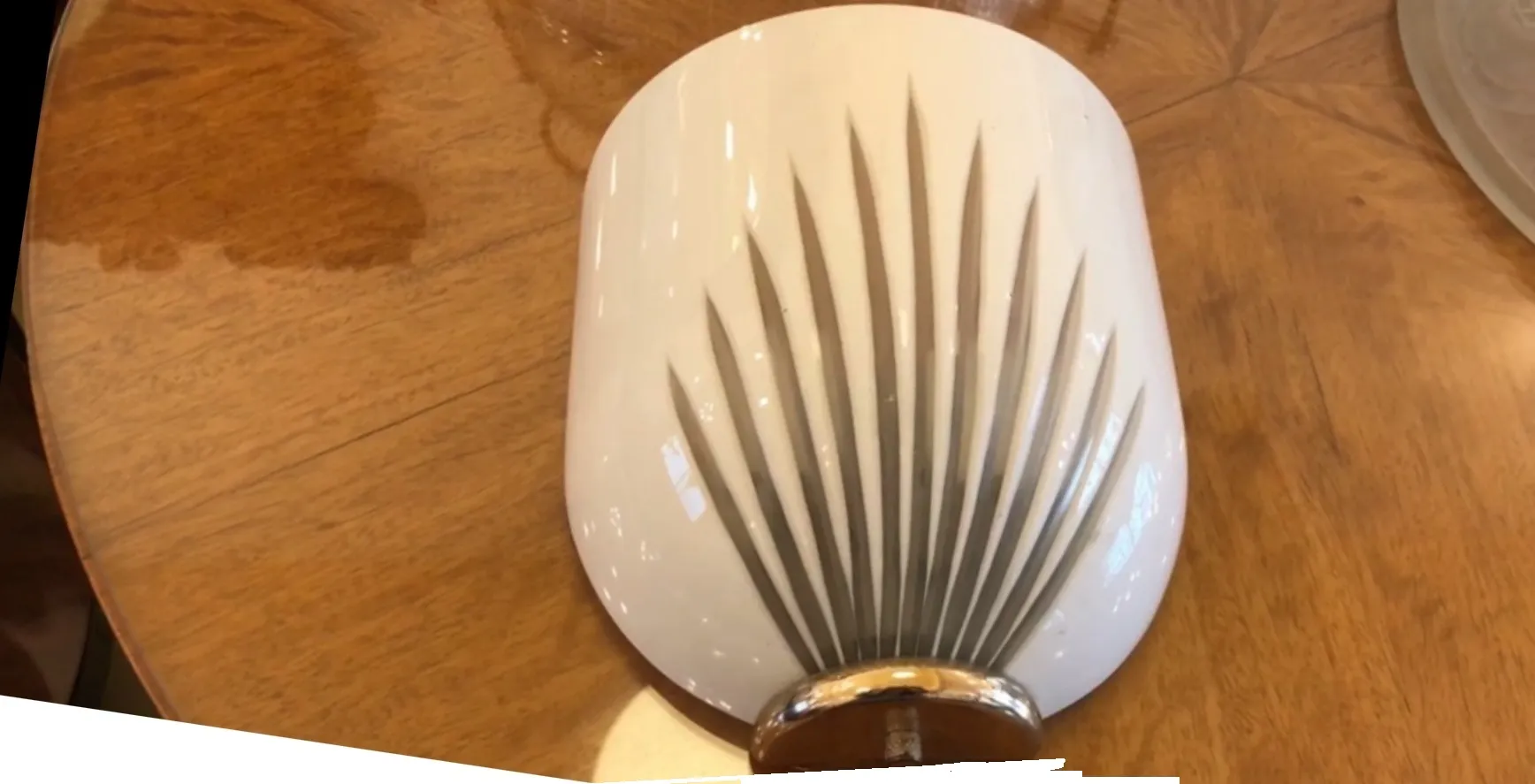 Par de luminárias de parede de estilo antigo com detalhes brancos