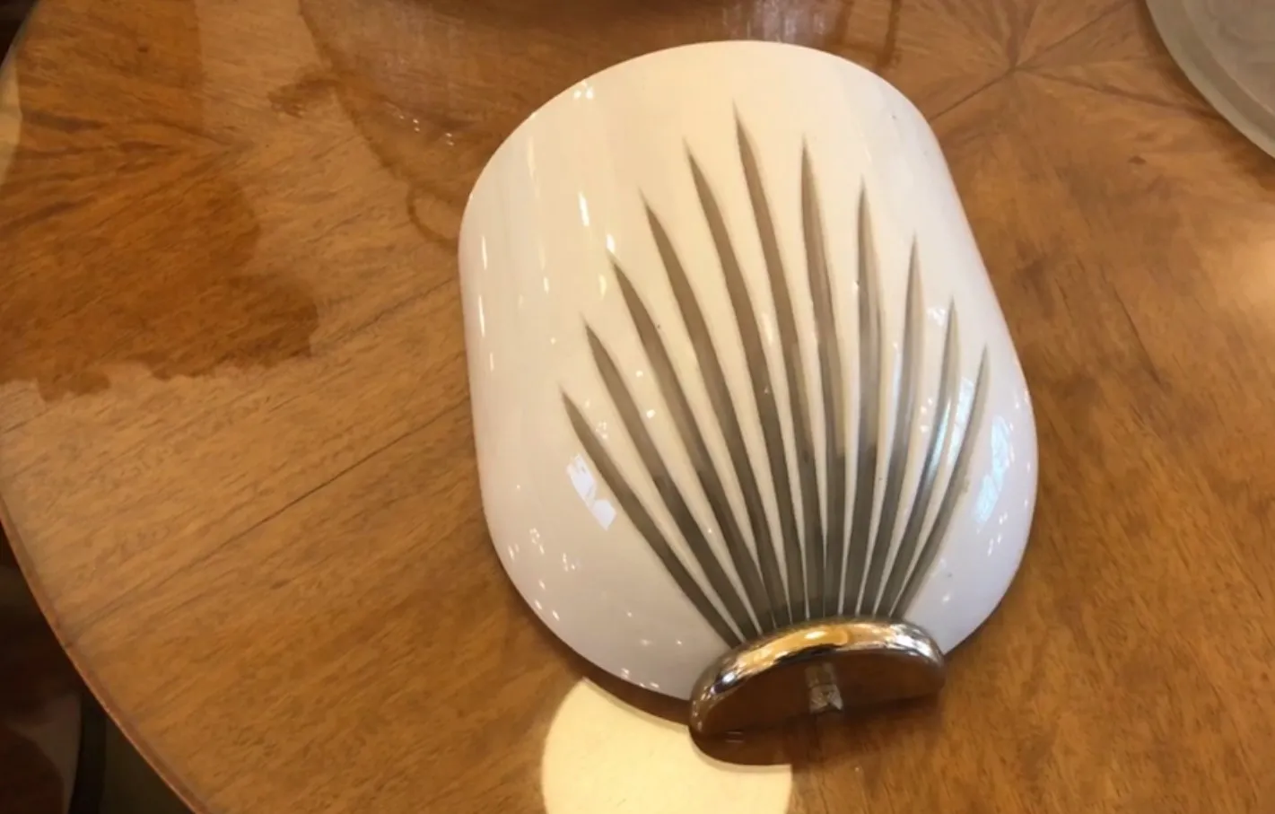 Elegante coppia di applique antiche con design in rilievo