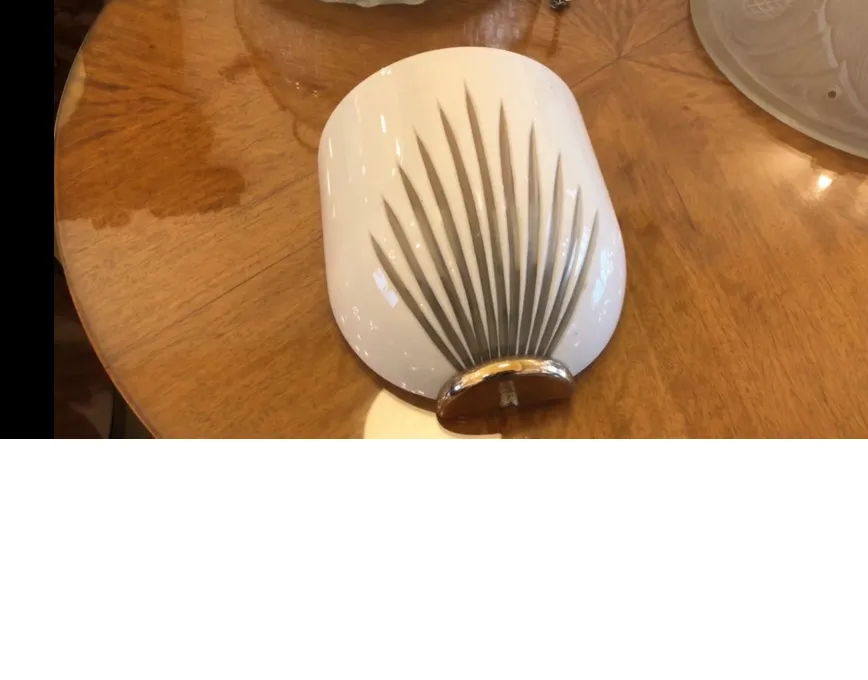 Par de luminárias de parede antigas com acabamento branco e detalhes elegantes. Ambiente clássico.