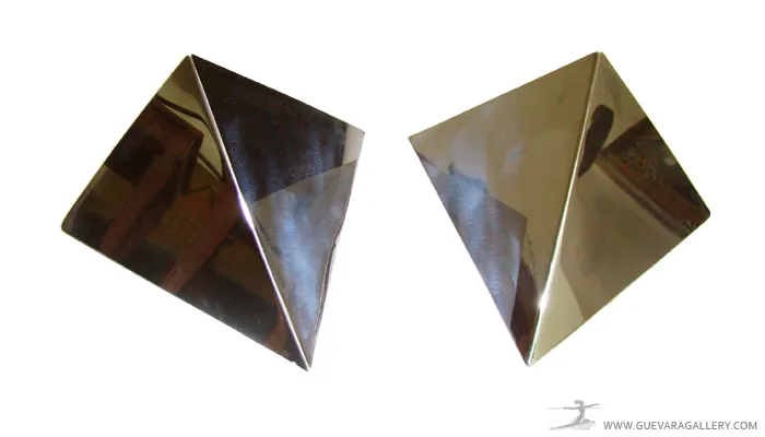 Paar antiker Wandleuchter in glänzender Pyramidenform.