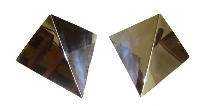 Coppia di applique antiche con design geometrico luminoso