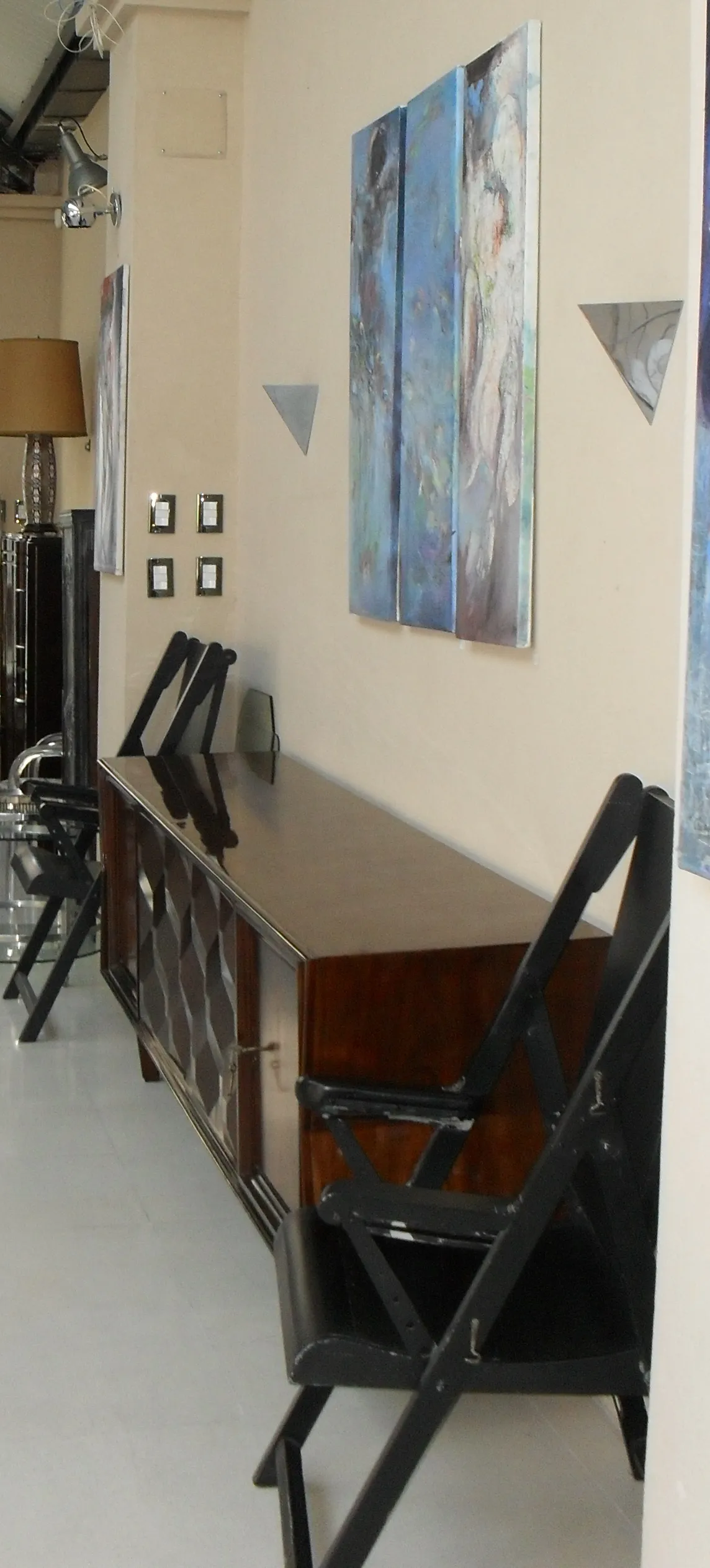 Par de apliques antiguos de pared, estilo elegante, ambiente acogedor.