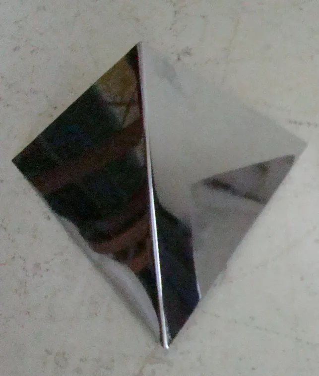 Antike Wandleuchter im Diamantdesign, stilvolle Dekoration.