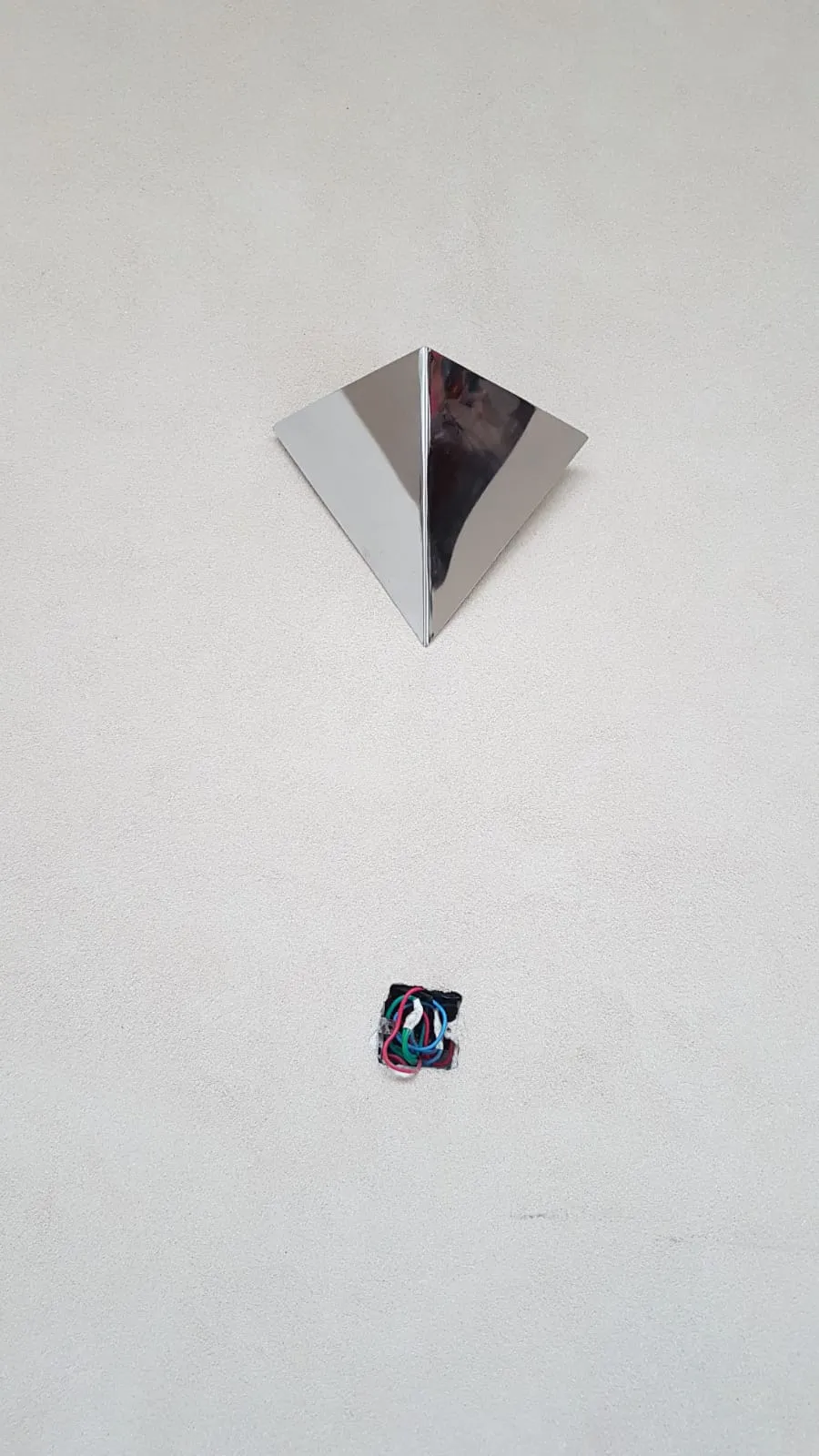 Par de apliques antiguos con diseño moderno, instalados en la pared.