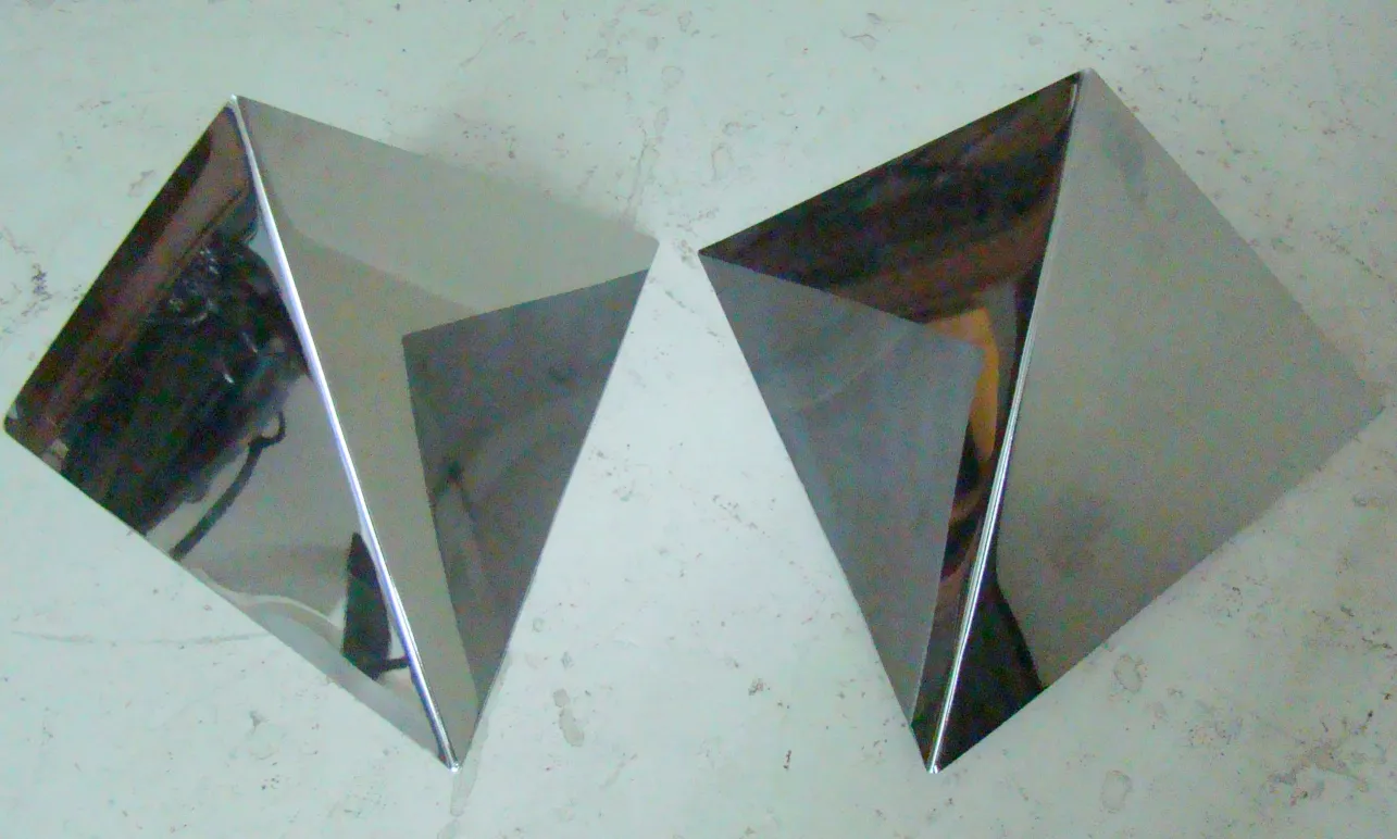 Élégante paire d'appliques antiques avec un design pyramidal