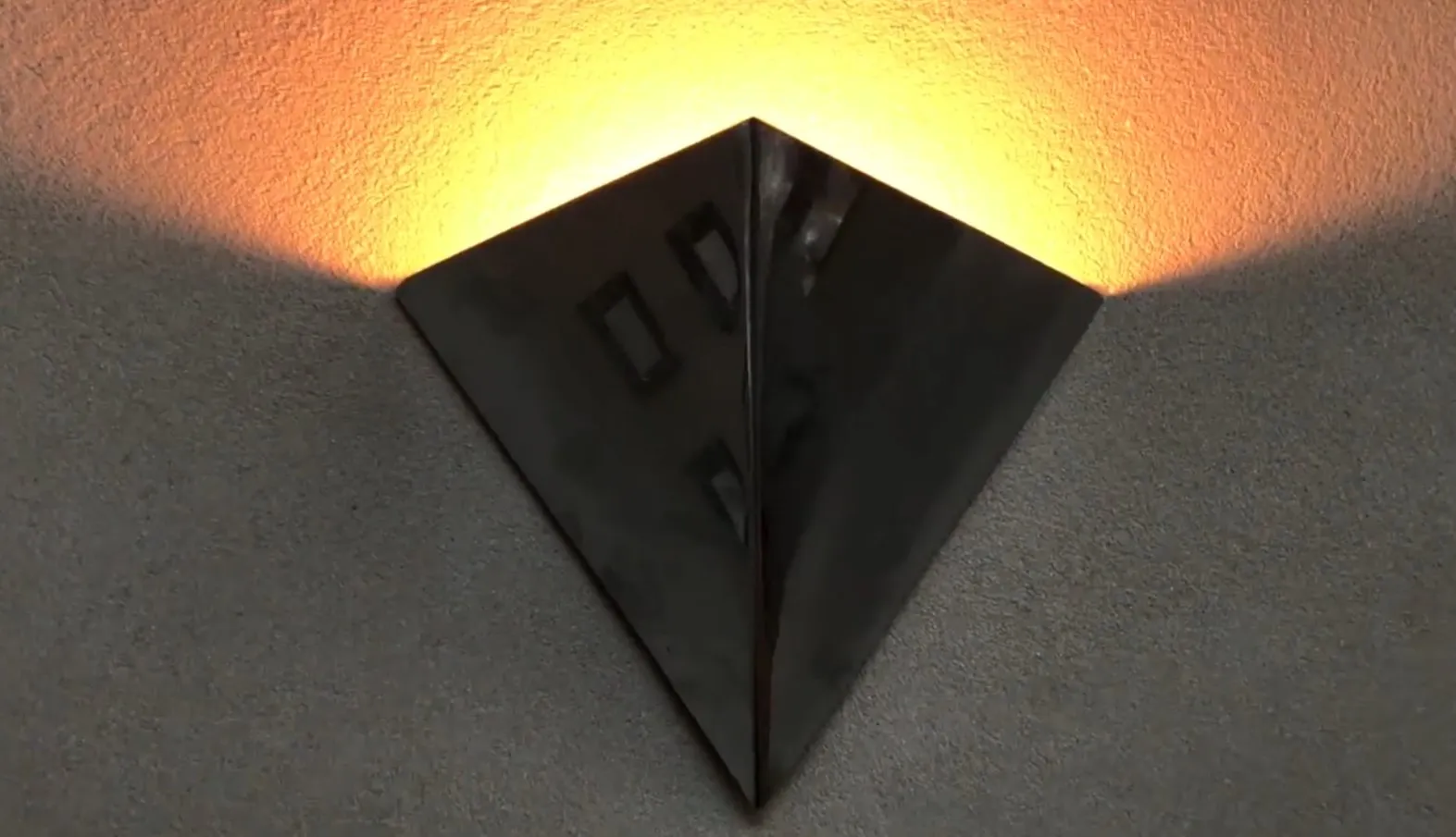 Antike Wandleuchter in Diamantform mit warmem Licht