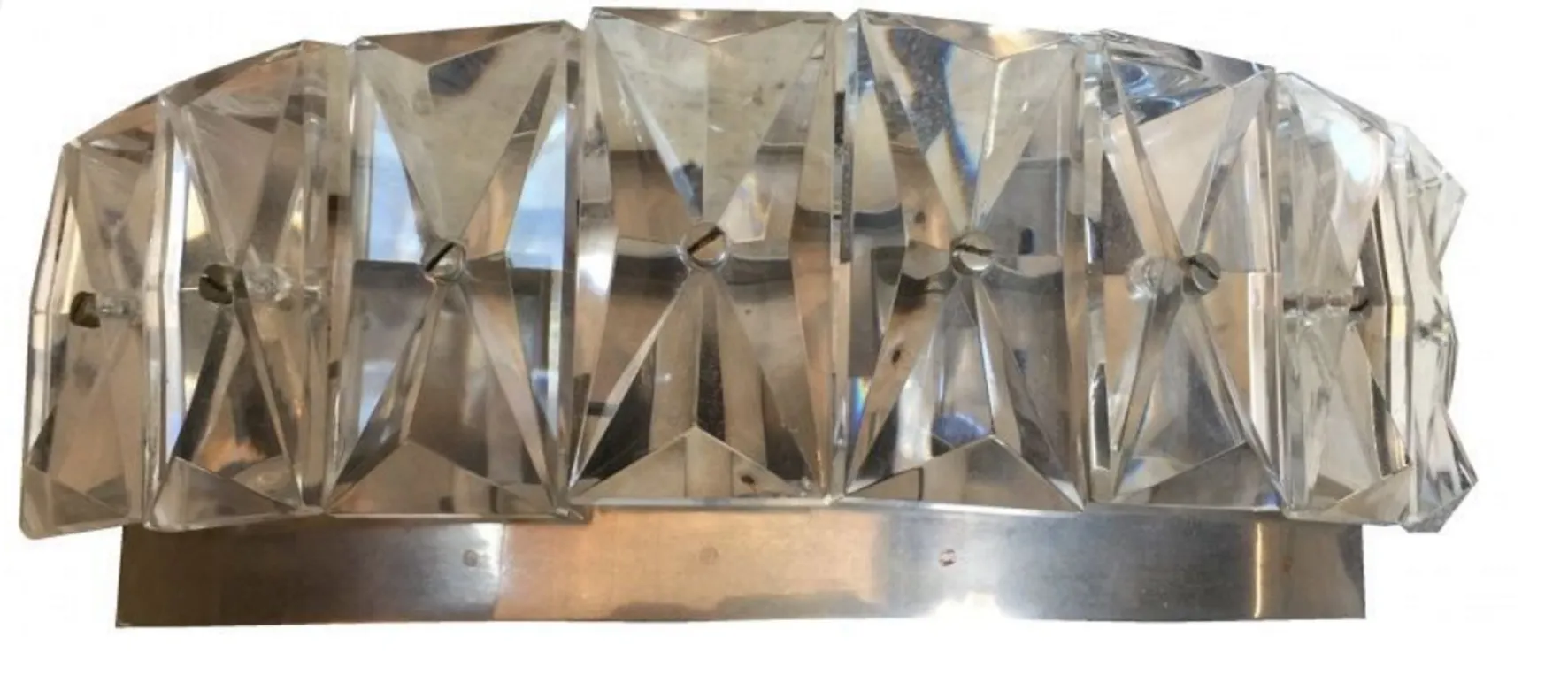 Coppia di applique antiche con cristalli brillanti in un ambiente elegante.