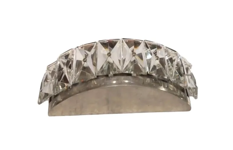 Par de luminárias de parede antigas com estilo sofisticado e detalhes em cristal que acrescentam elegância a qualquer ambiente.