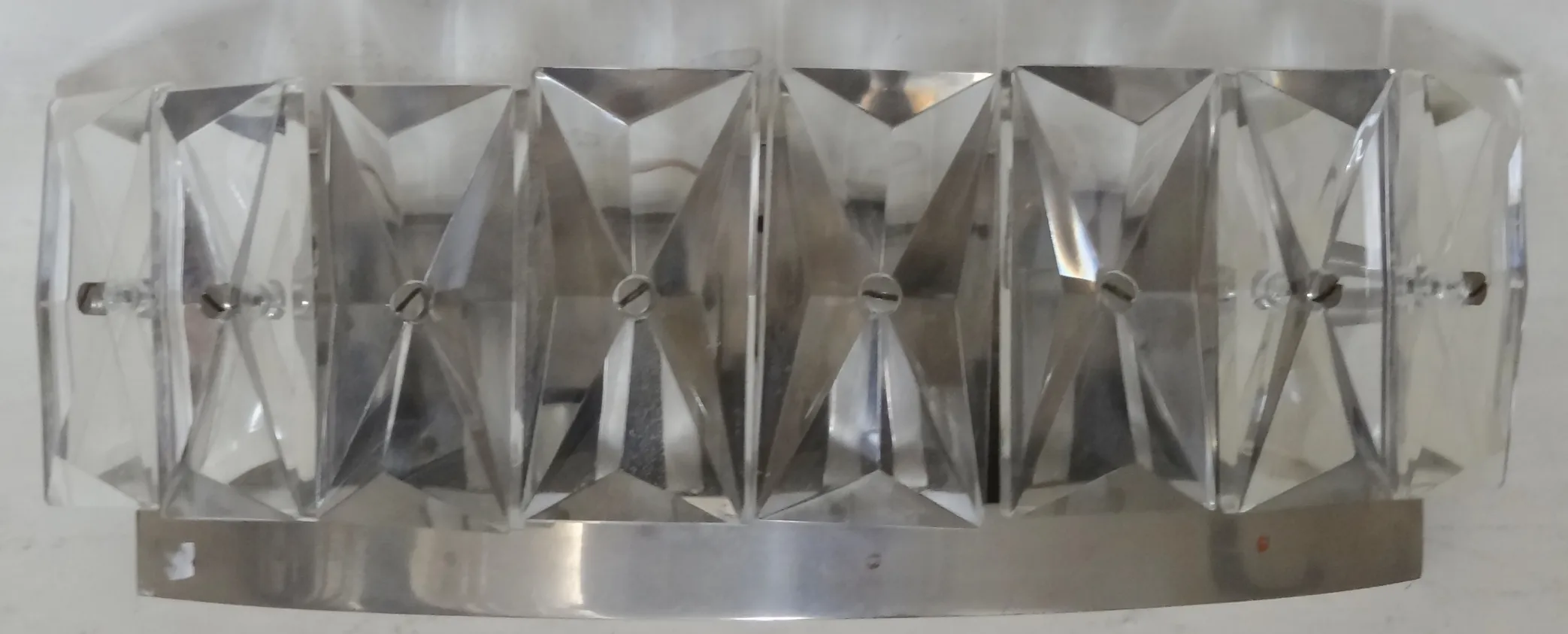 Par de luminárias de parede antigas com um design distinto e brilhante em um ambiente elegante.