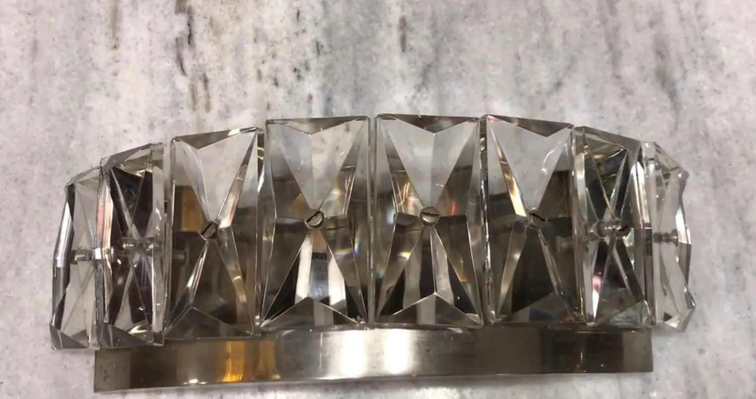 古董壁灯与明亮水晶，背景明亮