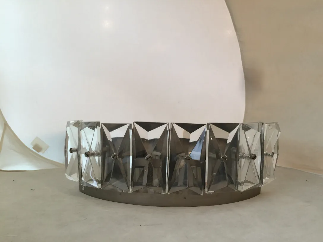 Antiguo par de apliques en cristal con base elegante.