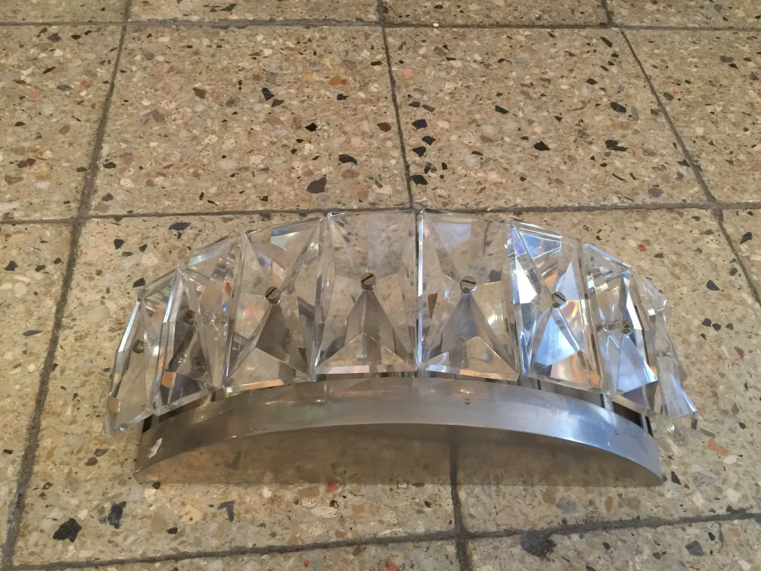 مصابيح جداريات عتيقة ذات تصميم هندسي على خلفية داكنة