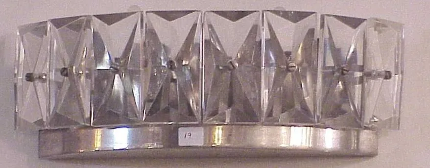 Par de luminárias de parede antigas com detalhes em cristal facetado