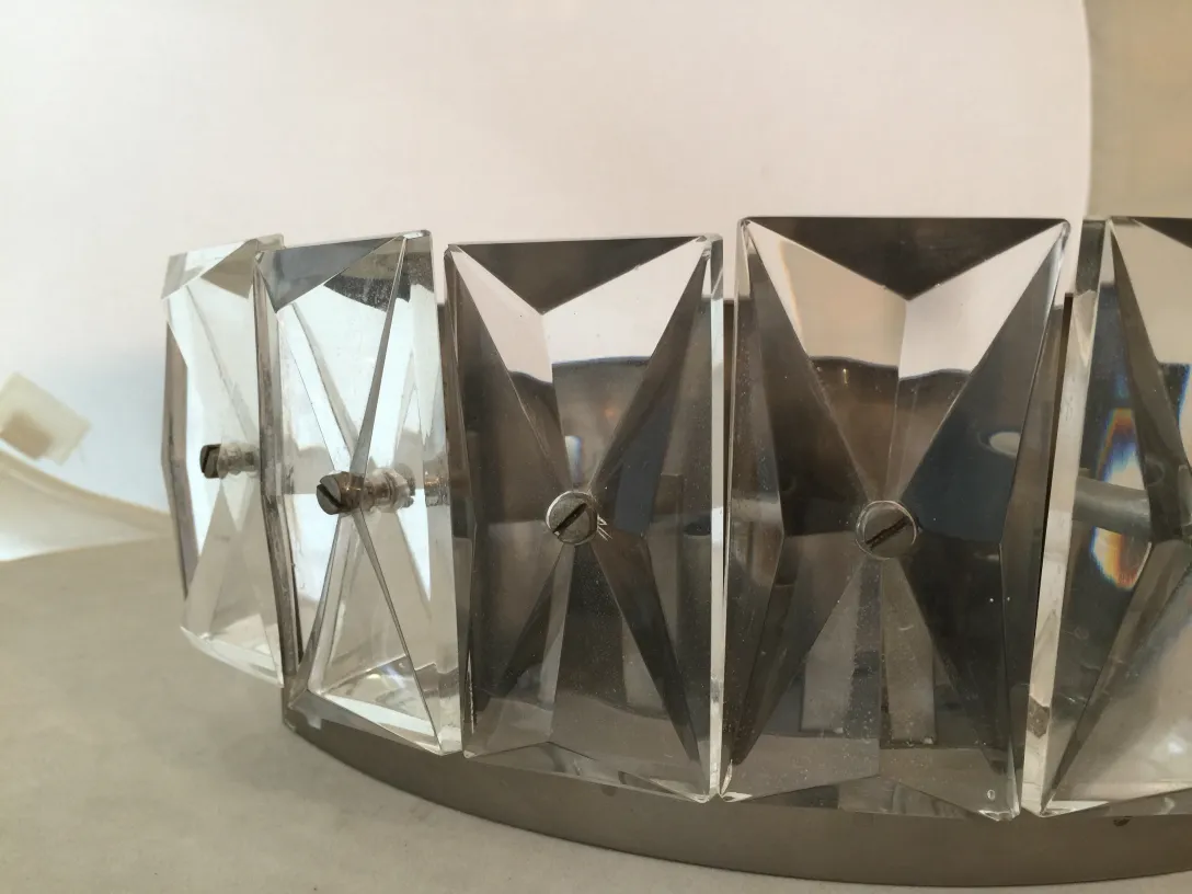 Antigas luminárias de parede com acabamento transparente, perfeitas para decoração.