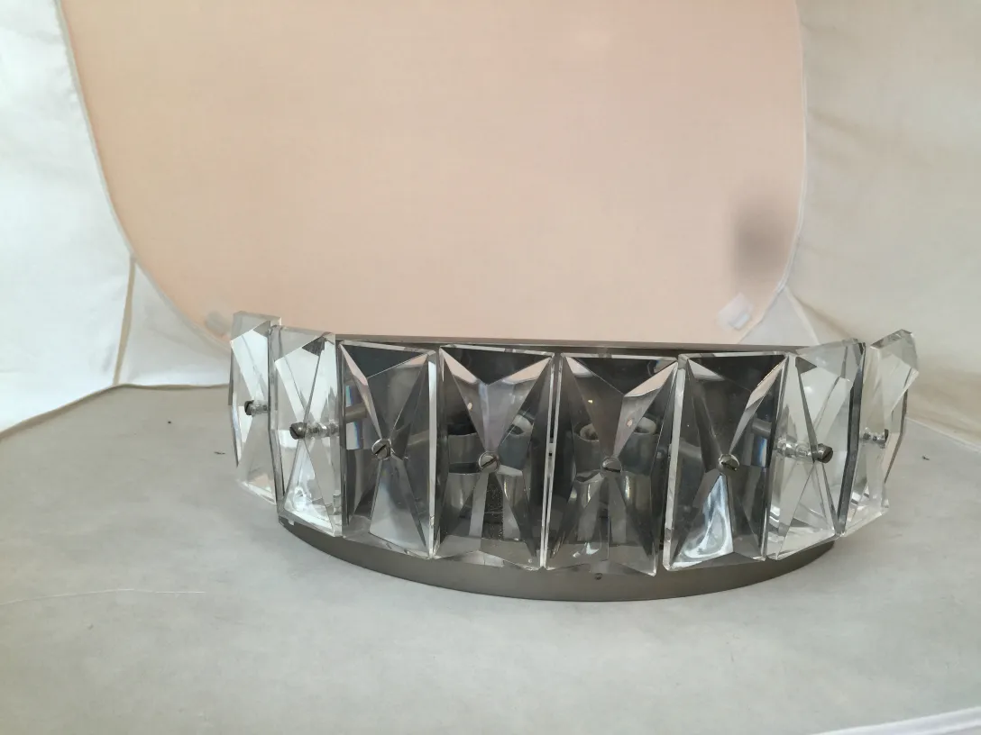 Paire d'appliques anciennes au design cristallin brillant, illuminant avec élégance.