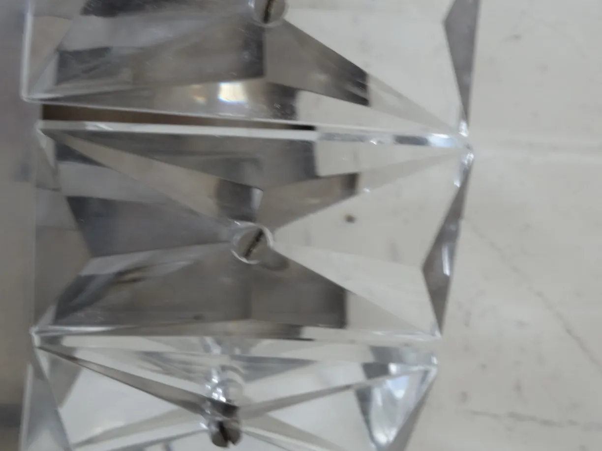 Par de luminárias de parede antigas com design em vidro e detalhes únicos no ambiente