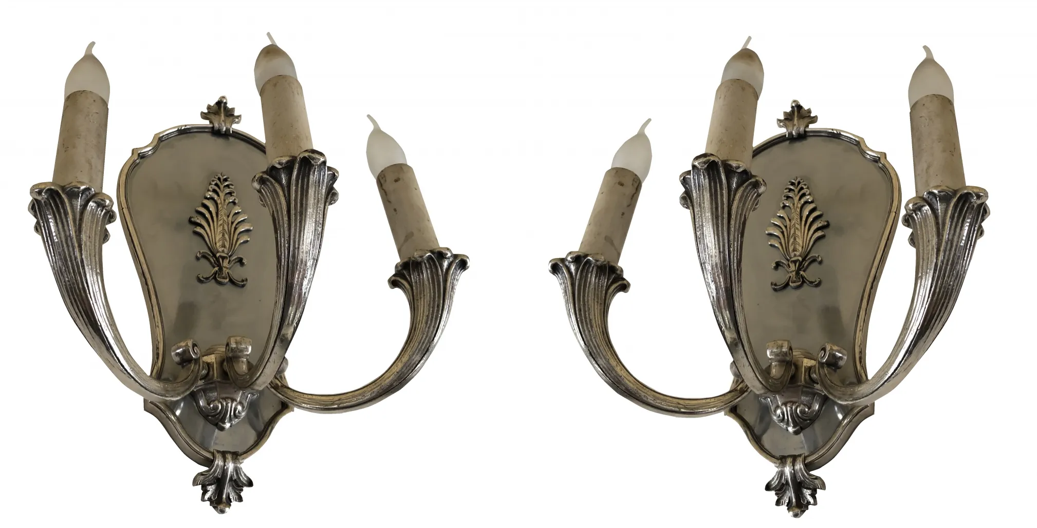 装飾的な要素を持つ古いウォールランプのペアは、どの部屋にも最適です。