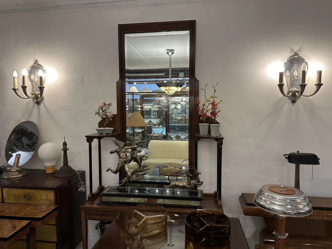 प्राचीन स्कोनस गर्म रोशनी के साथ शानदार वातावरण