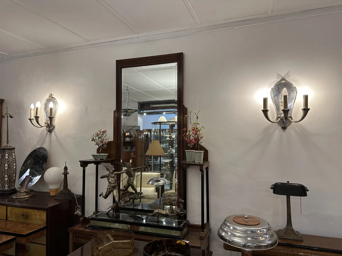 Applique antiche per decorare le pareti, con fiori decorativi sullo sfondo.