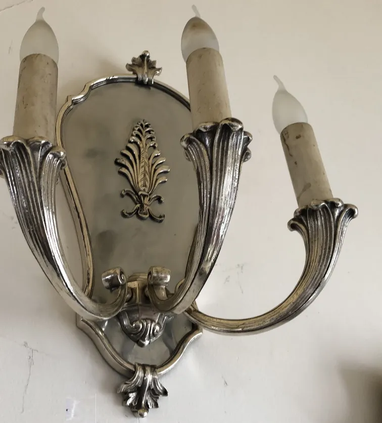 Apliques de pared antiguos con diseño elegante y luces