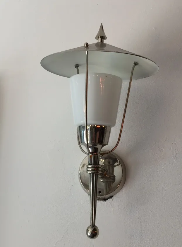 Coppia di applique antiche con base in metallo e paralume bianco