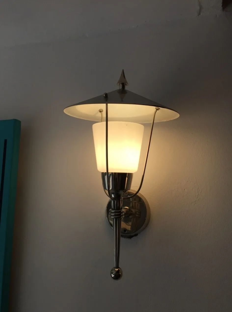 古老的一对壁灯，提供柔和而优雅的照明。