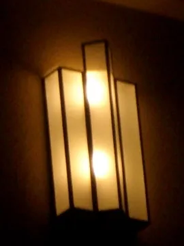 Antikes Paar Wandleuchter mit warmem Licht, perfekt zur Dekoration.