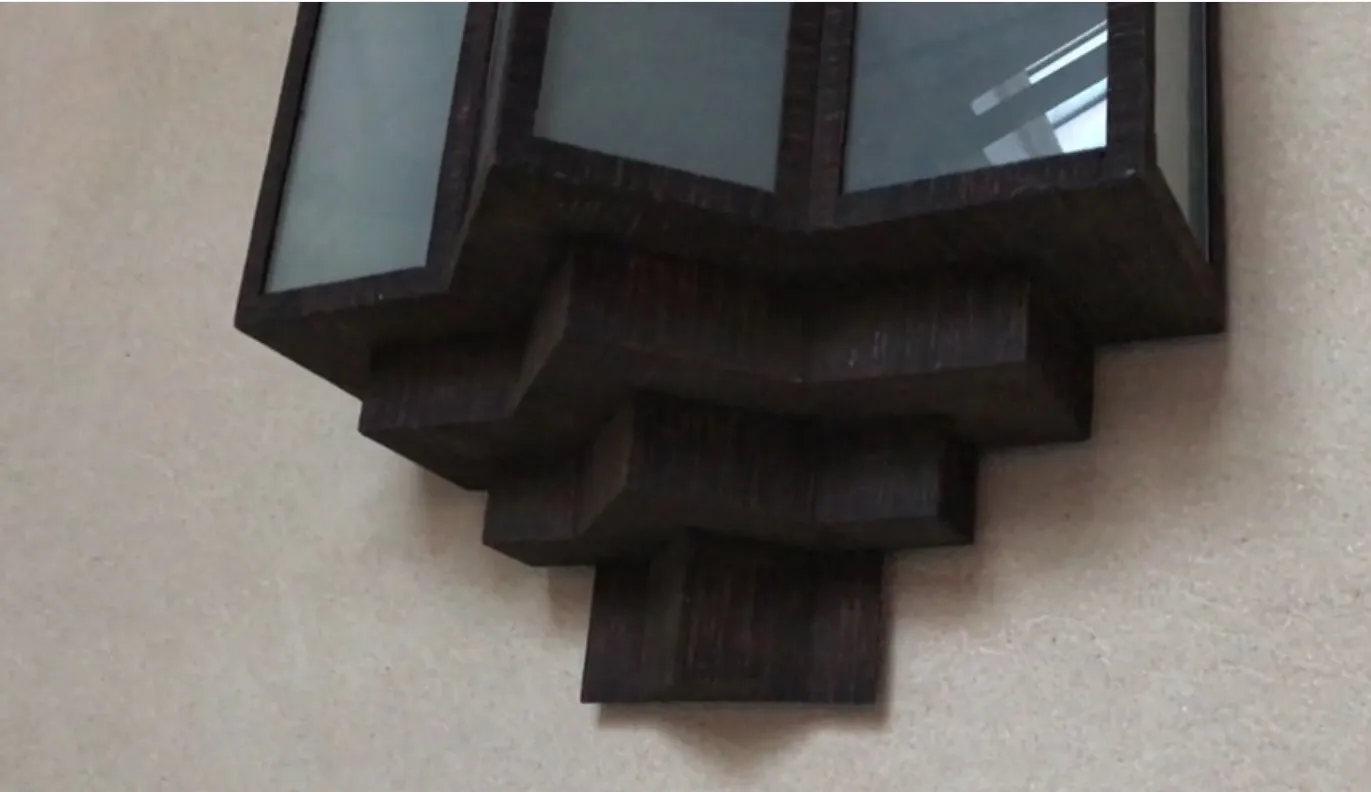 Coppia di applique antiche con design unico sulla parete.