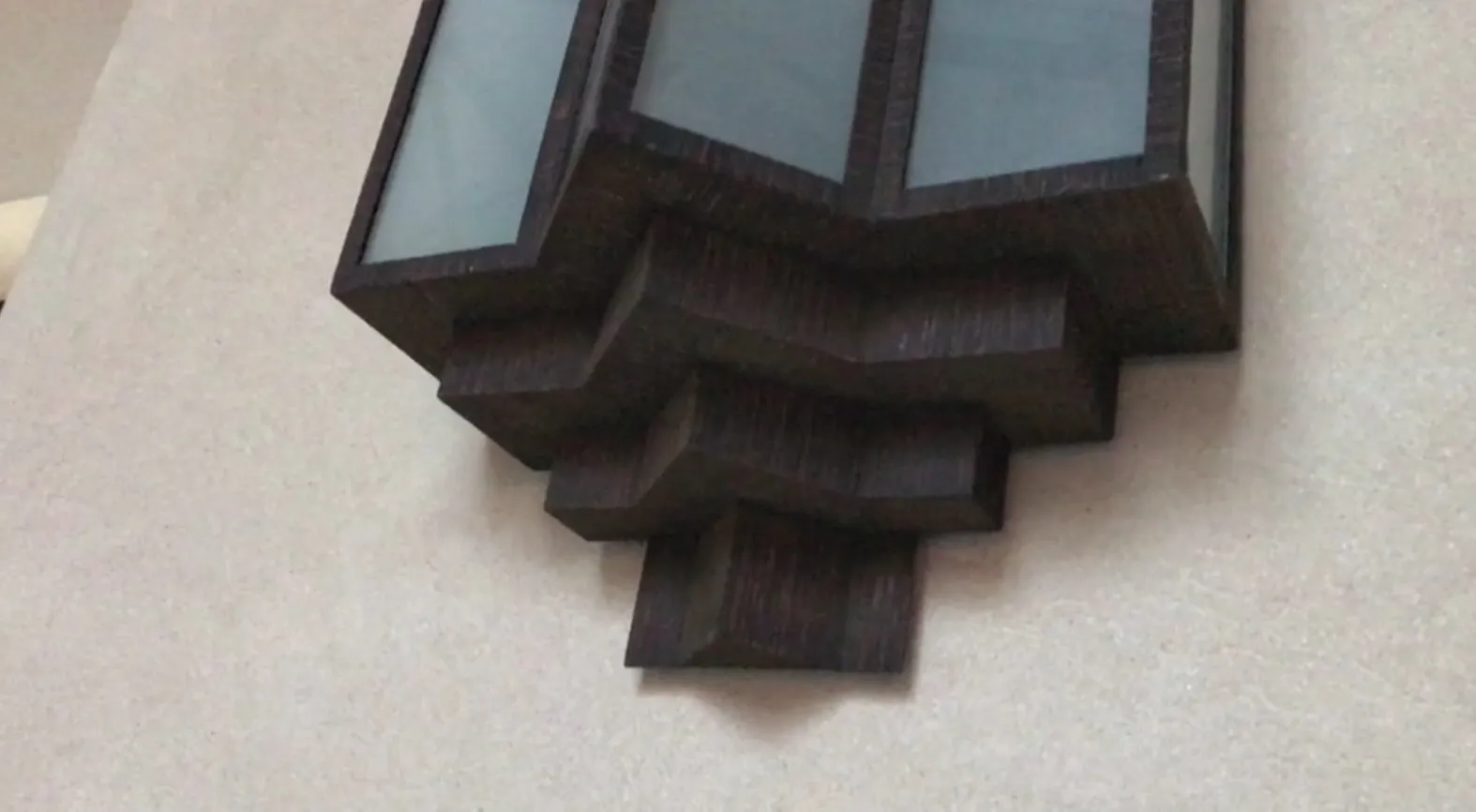 Apliques antigos de parede com design elegante.