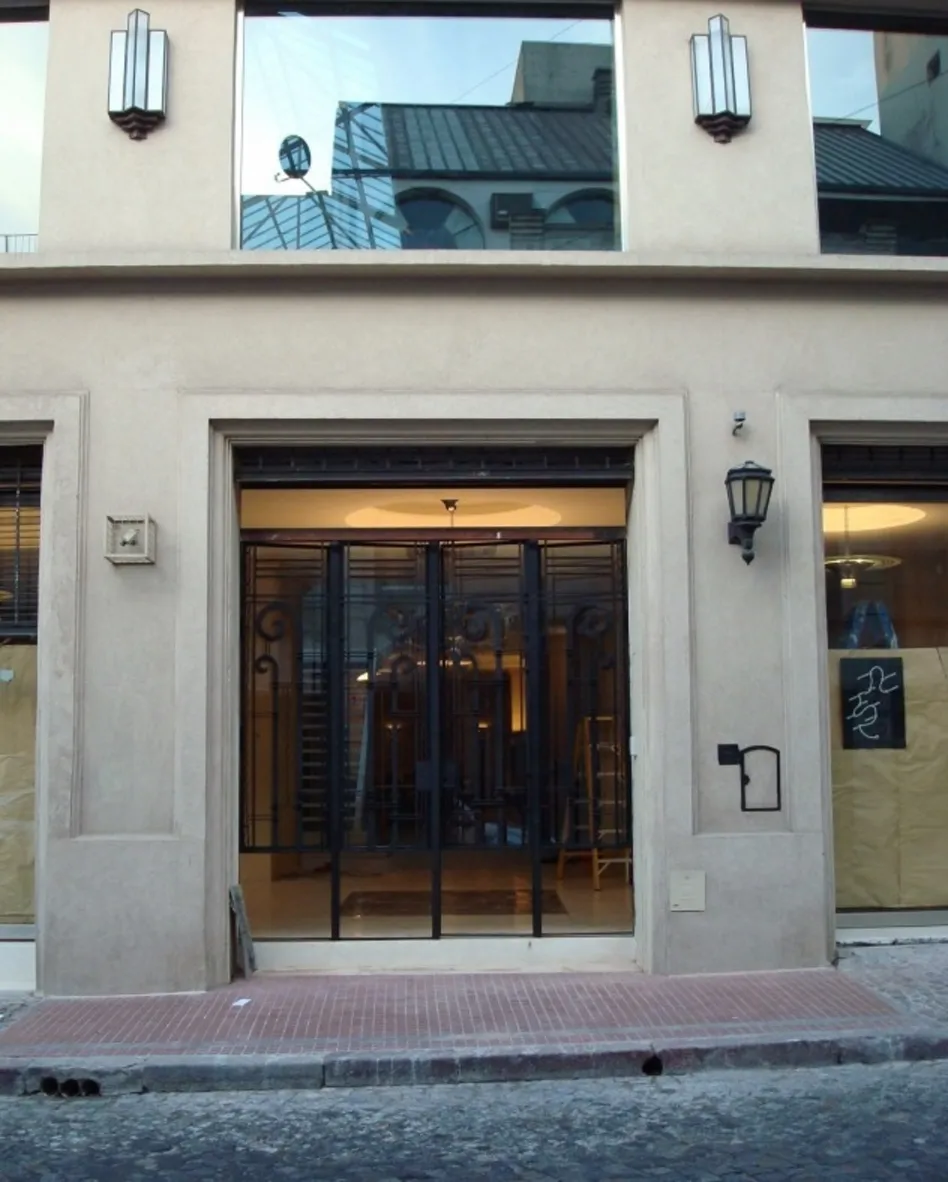 Apliques de pared antiguos en la fachada de un edificio.