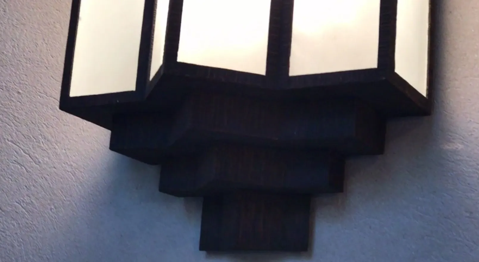 Appliques muraux anciens avec détails noirs, parfaits pour la décoration.