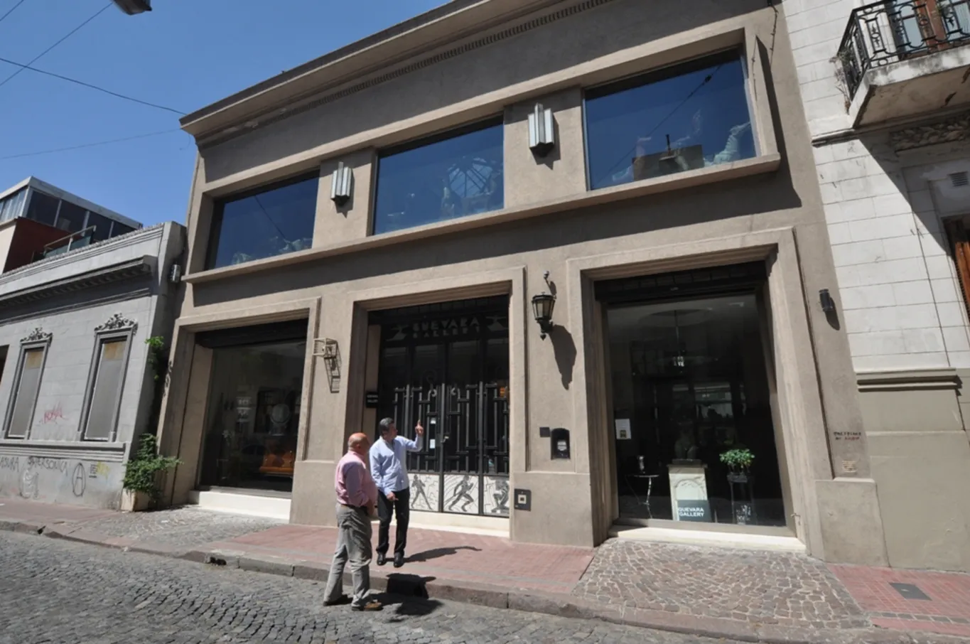 Dois antigos apliques de parede com design elegante.