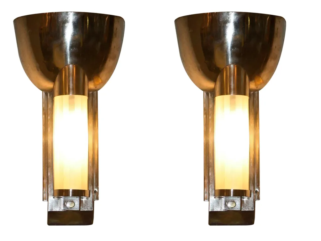 Par de apliques antiguos con diseño elegante, iluminan suavemente