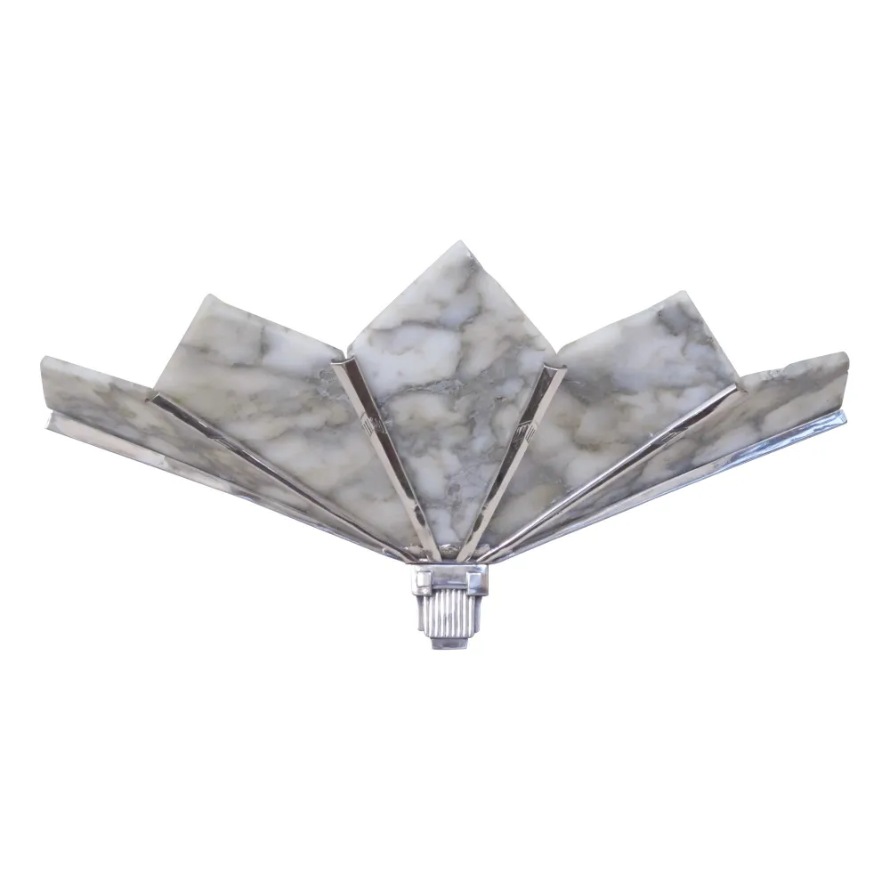 Coppia di applique antiche con forma elegante e colori chiari