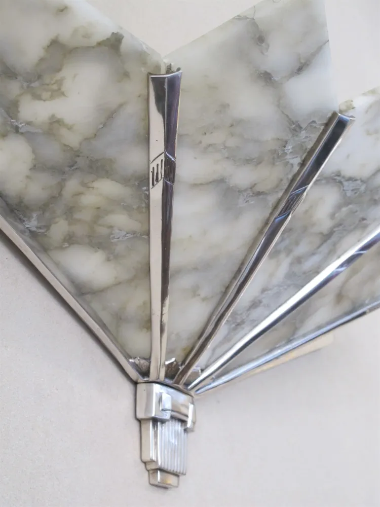 Coppia di applique antiche con dettagli metallici eleganti.