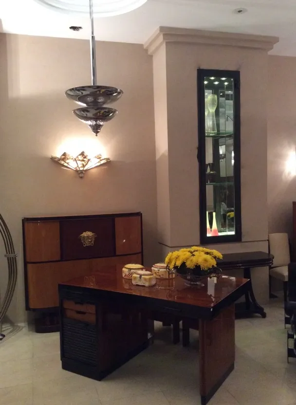 Um par de apliques antigos iluminando um ambiente elegante