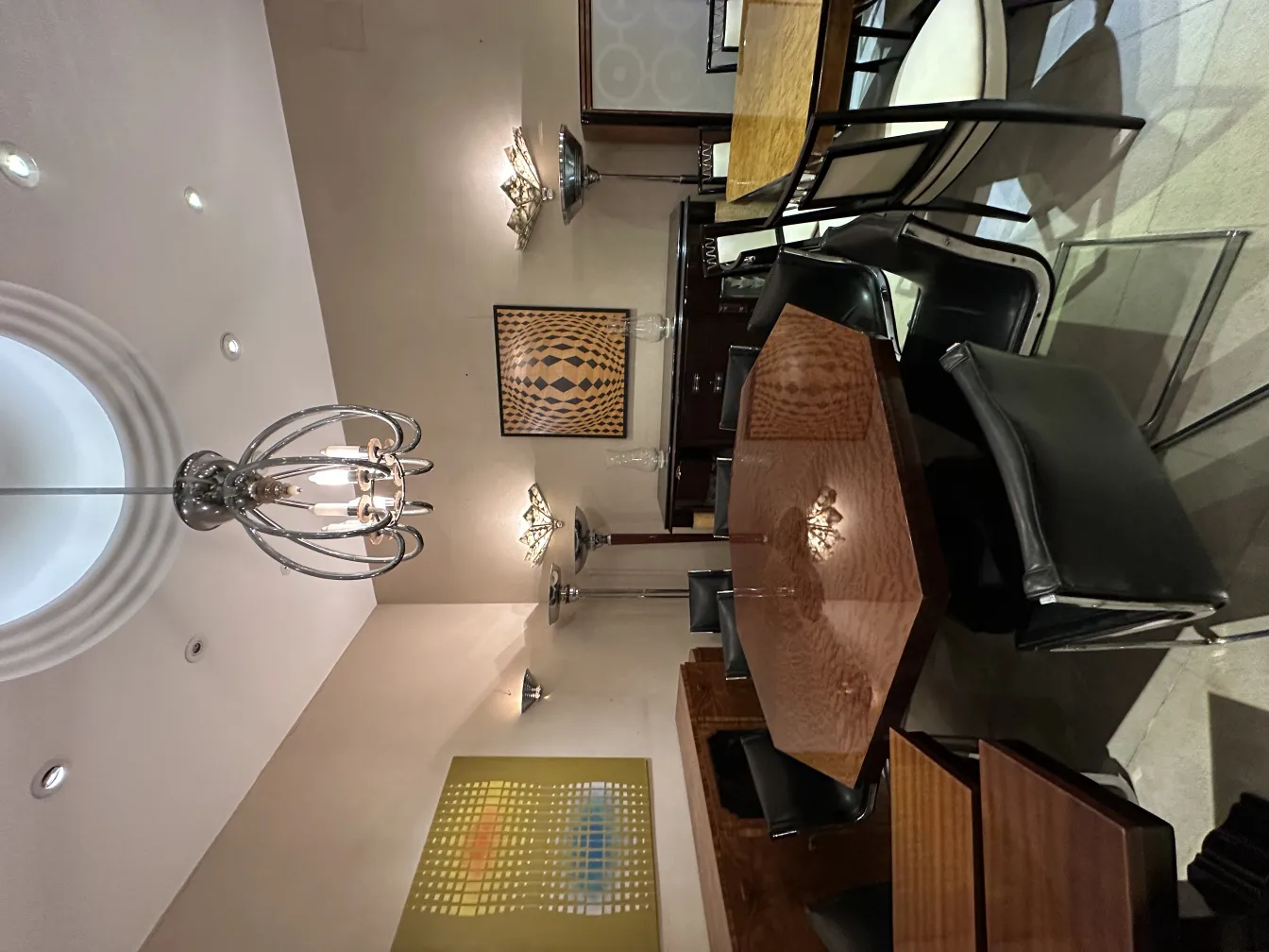 Apliques antigos em um ambiente elegante com mesa de madeira