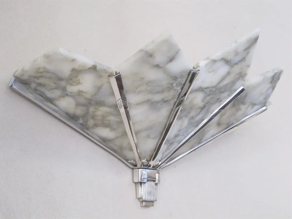 Antiguo par de apliques con diseño elegante y formas geométricas.