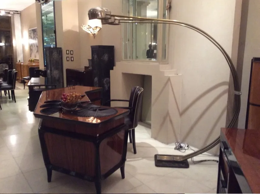 Par de luminárias de parede antigas com design elegante