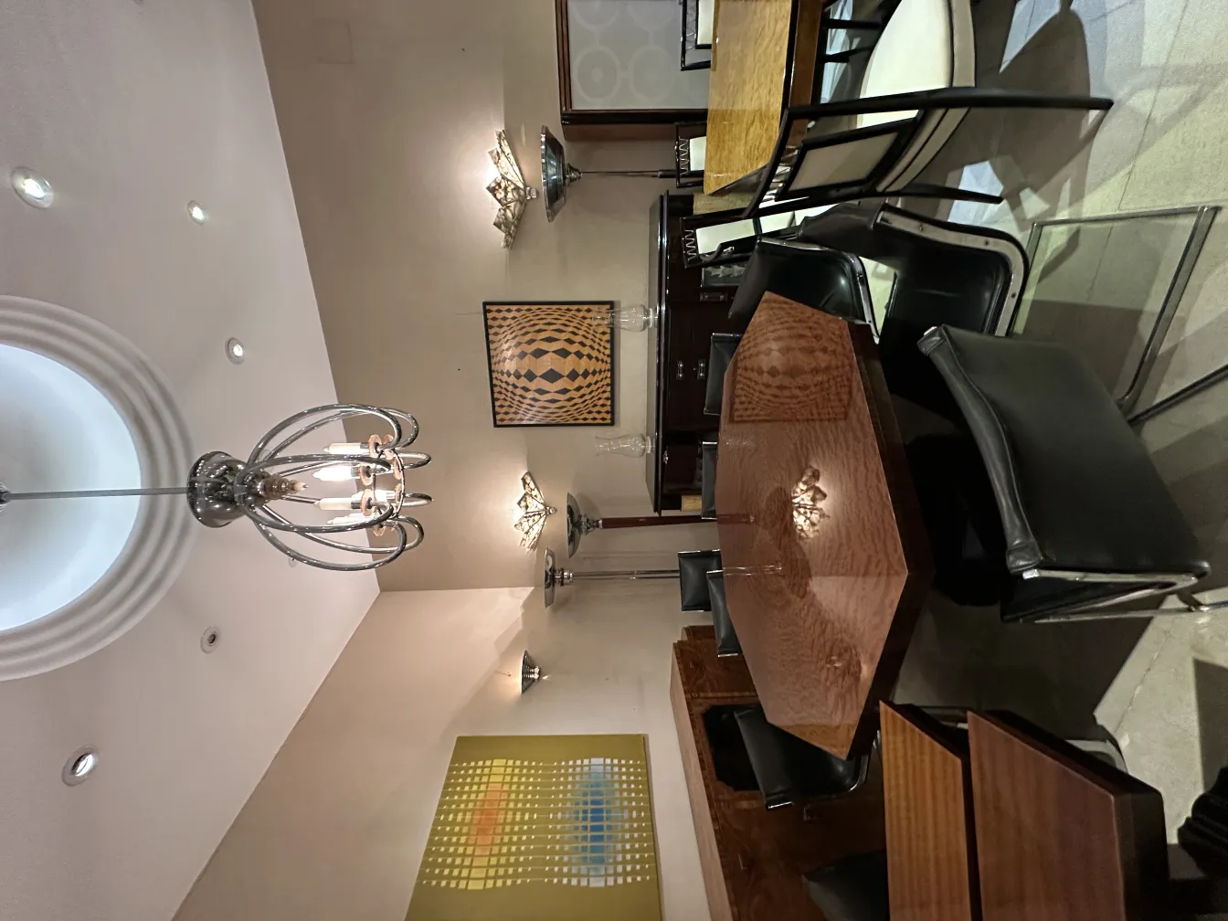 Coppia di applique antiche che illuminano un ambiente moderno.