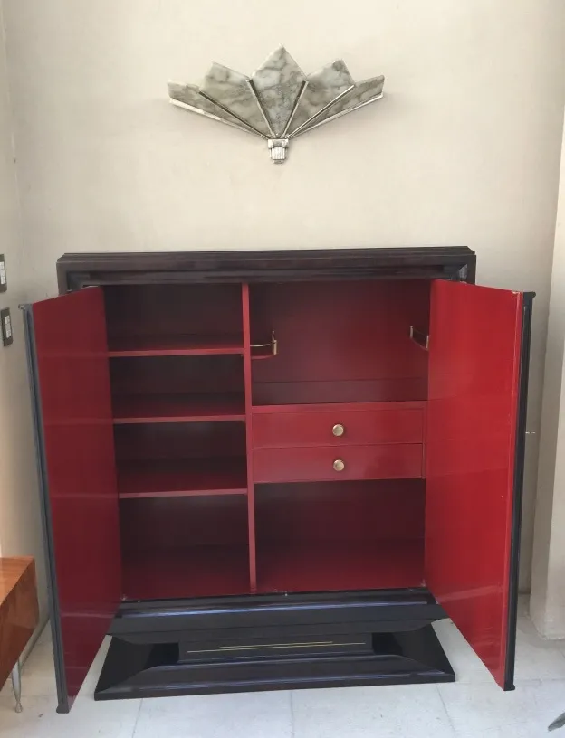 Paire d'appliques anciennes avec un design décoratif, parfaites pour le style.