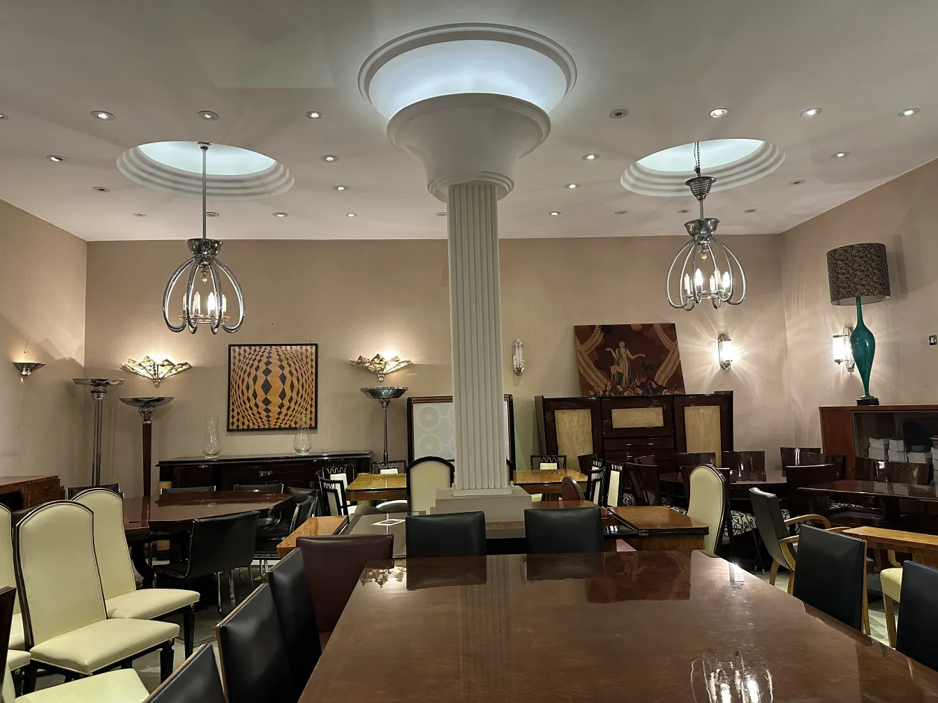 apliques antiguos en un ambiente elegante, decoración sofisticada