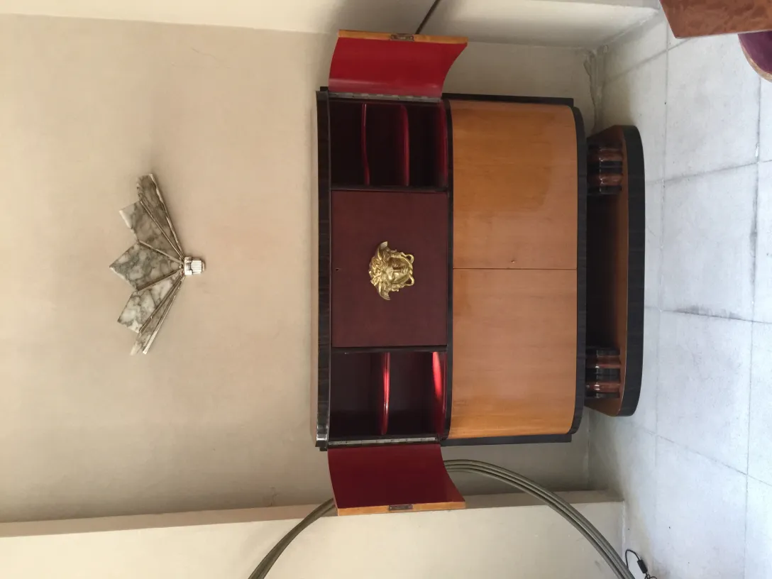 Par de apliques antiguos de pared con diseño elegante, junto al mueble.